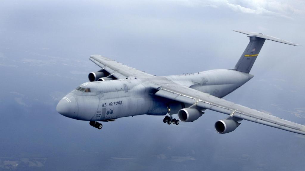 El Lockheed C-5 de la Fuerza Aérea de Estados Unidos, precursor del Boeing 747 con la cabina elevada sobre el piso inferior.