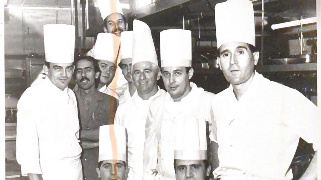 Benjamín Urdaín (centro) rodeado de su equipo de cocineros, entre ellos, José Antonio Ibáñez (tercero por la izquierda), a finales de los 80.