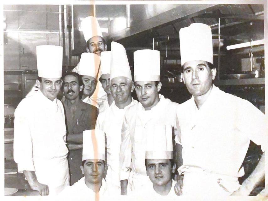 Benjamín Urdaín rodeado de su equipo de cocineros a finales de los 80.
