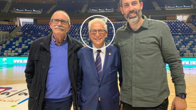 Bernardo (i) el padre de Berni (d) excapitán del Unicaja, fue entrenado por Alfonso Queipo de Llano (centro).