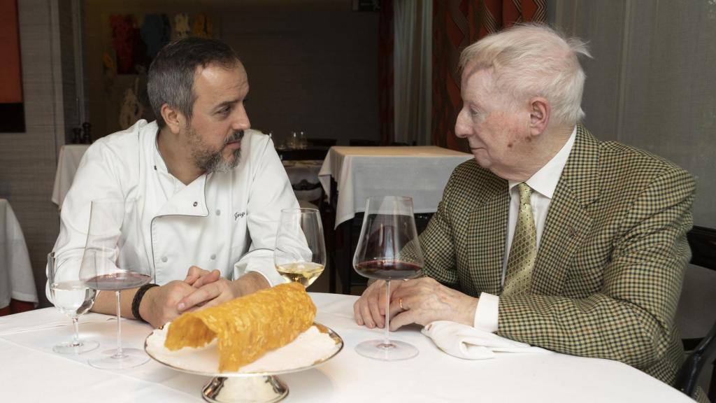Los chefs con una teja sobre la mesa.