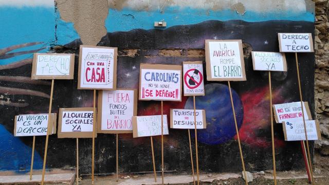 Carteles reivindicativos del Sindicat Barri Carolines, que ha mediado hasta paralizar este desahucio.