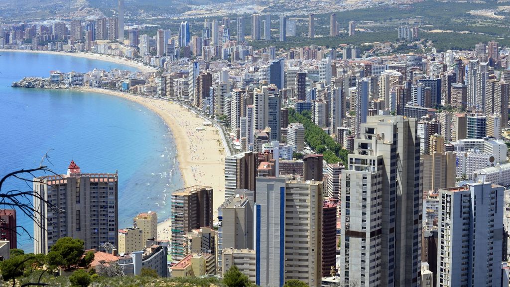 Panorámica de Benidorm, con los rascacielos alrededor de sus dos playas.