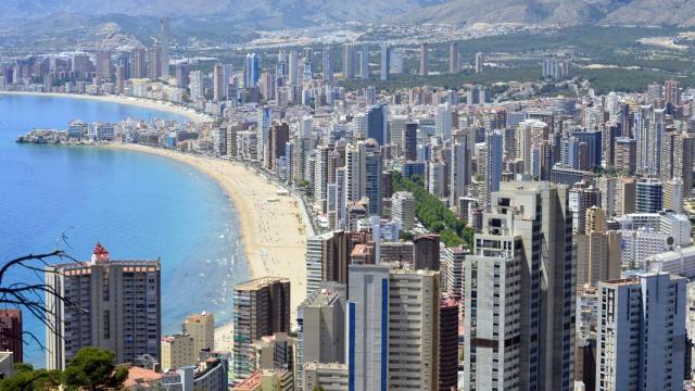 Panorámica de Benidorm, con los rascacielos alrededor de sus dos playas.