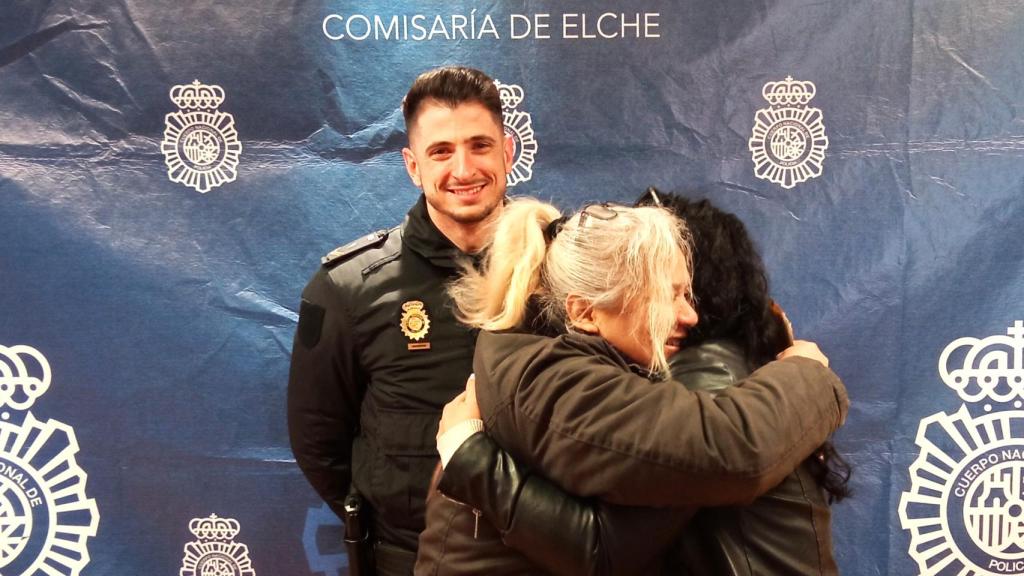Las dos mujeres se han encontrado en la comisaría de la Policía Nacional de Elche.