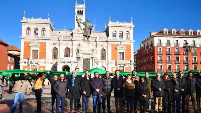 Encuentro en Valladolid de voluntarios de la Asociación, pacientes de cáncer y concejales.