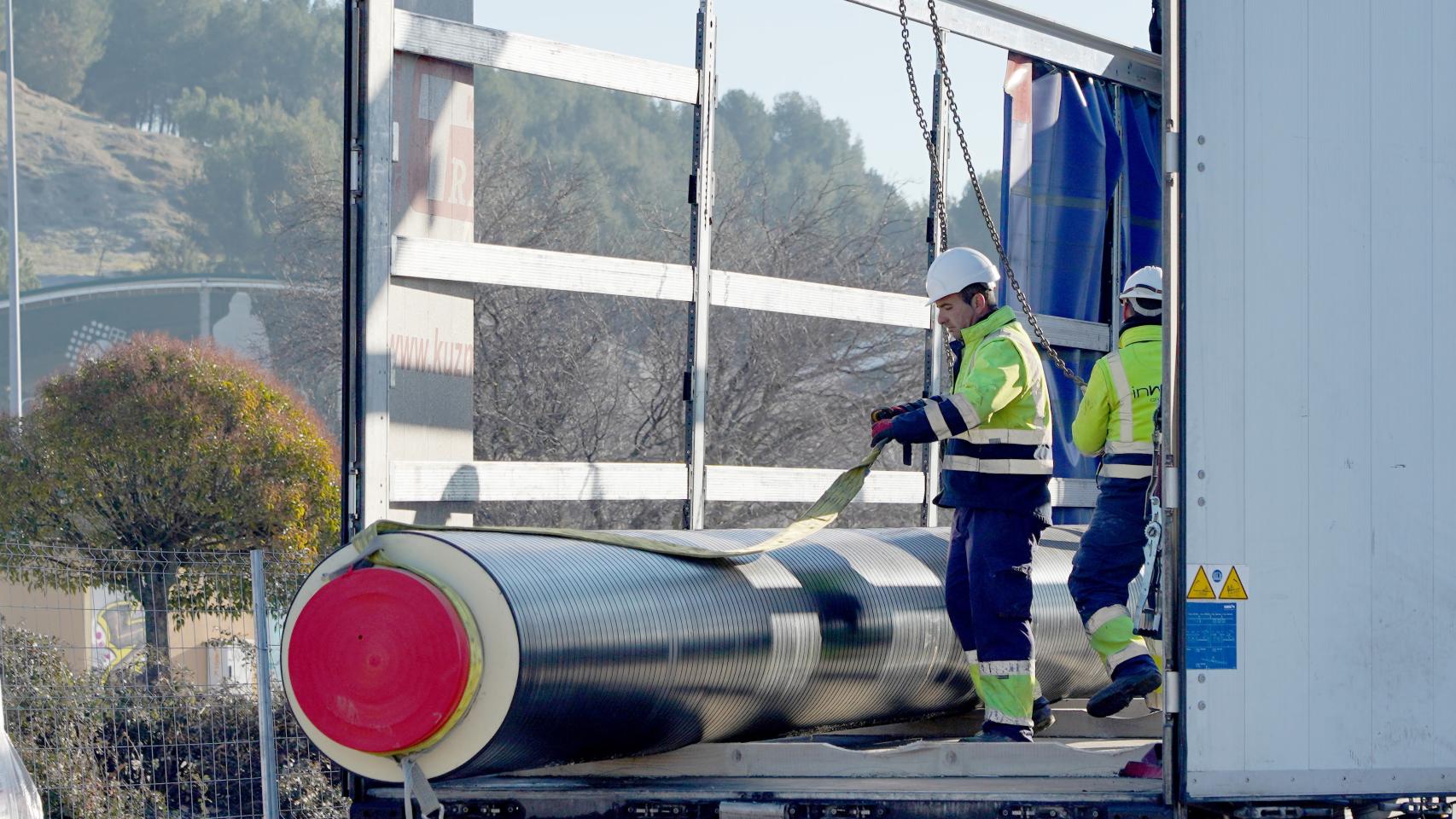 Una de las tuberías que trasportan la energia en la obra en Valladolid
