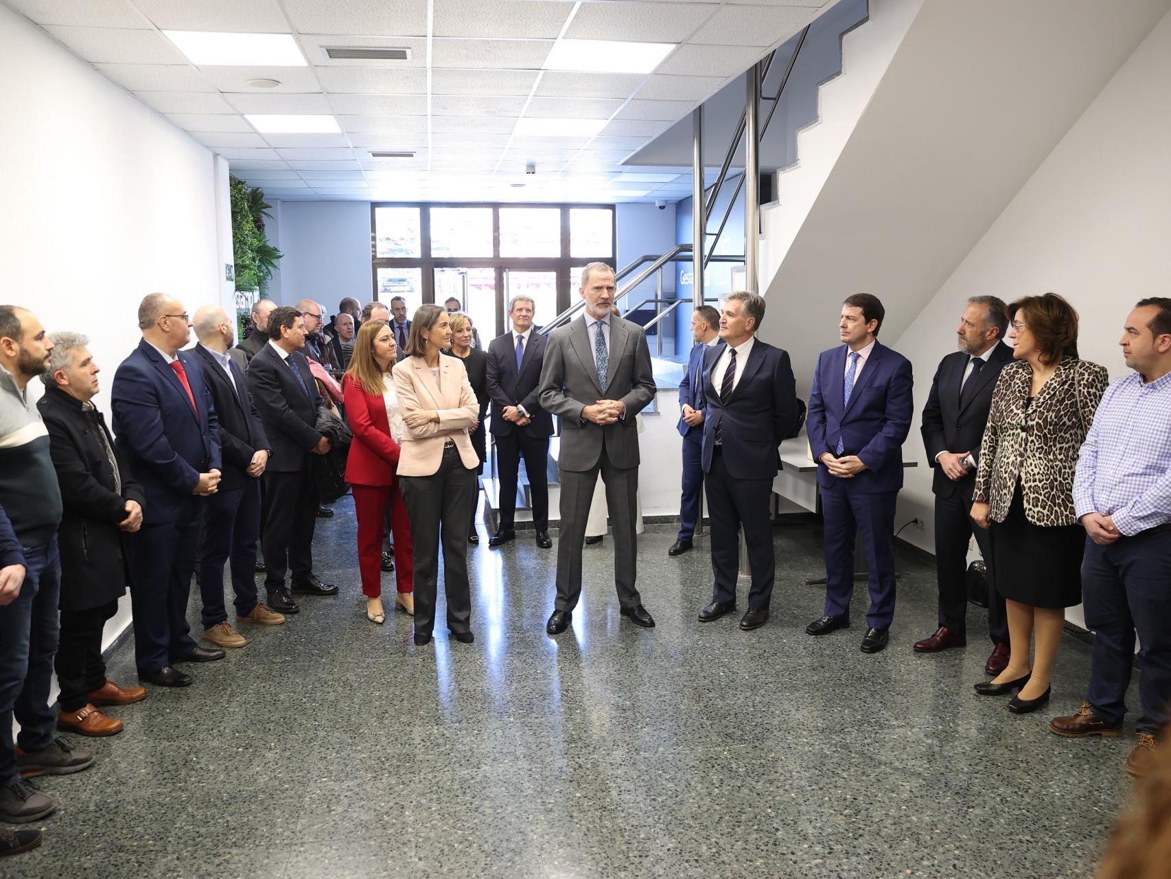 El rey Felipe VI durante su visita a Cascajares.