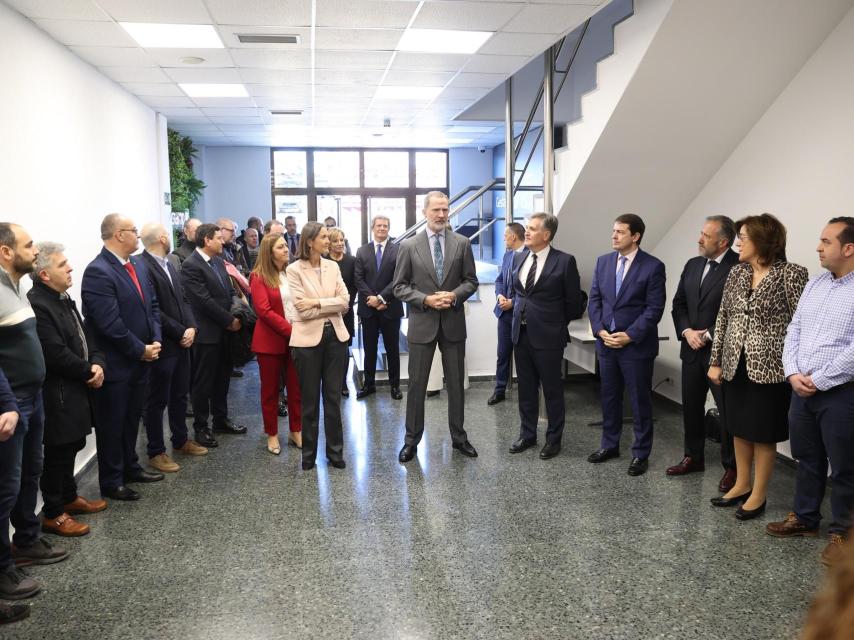 El rey Felipe VI durante su visita a Cascajares.