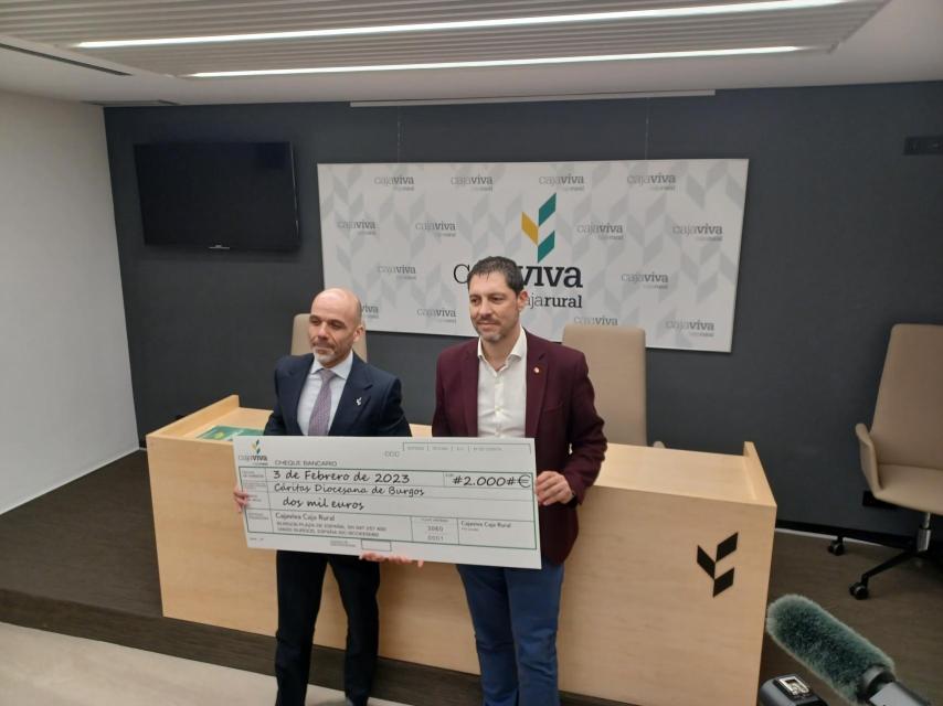 Momento de la entrega de 2.000 euros por parte de Cajaviva a Cáritas Burgos.
