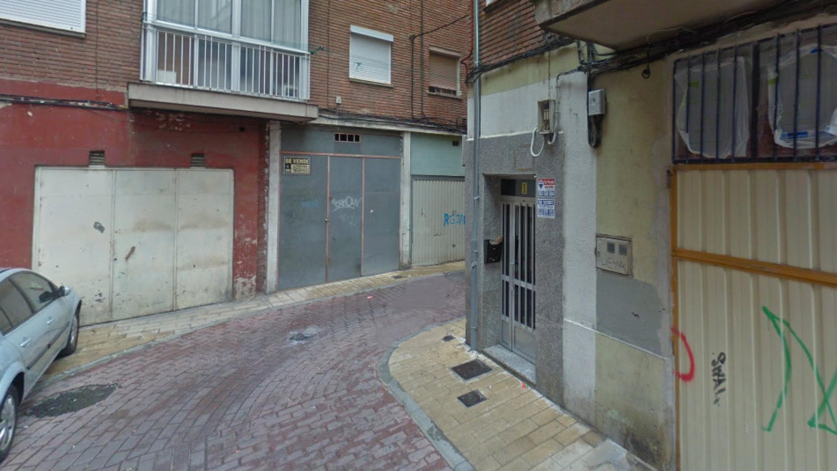 Portal del piso okupa de la calle Azorín donde se encontró el cadáver de la mujer
