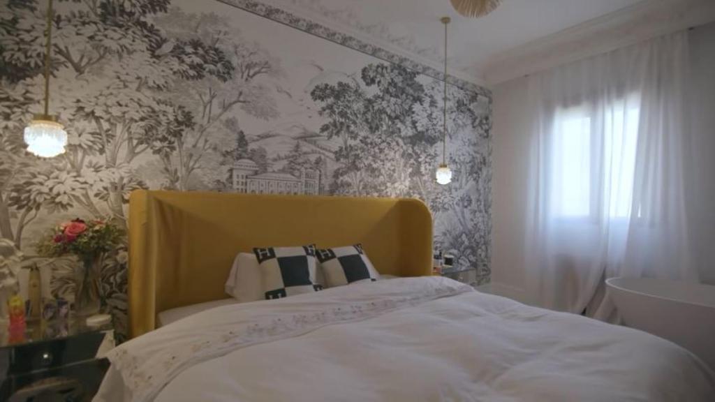 El dormitorio de Ana Milán tiene una bañera y una puerta 'secreta'.