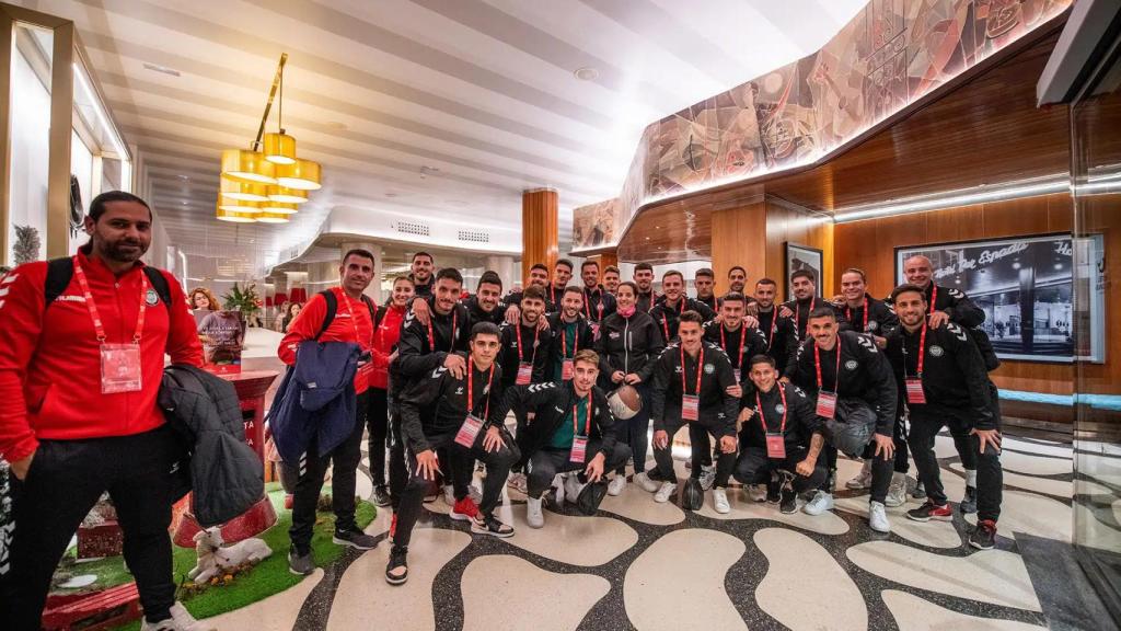 La plantilla del Jvuentud Torremolinos durante una concentración