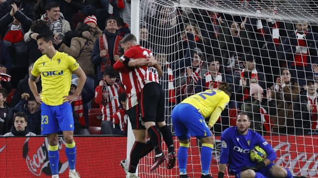 Los jugadores del Athletic celebran uno de los goles ante el Cádiz.