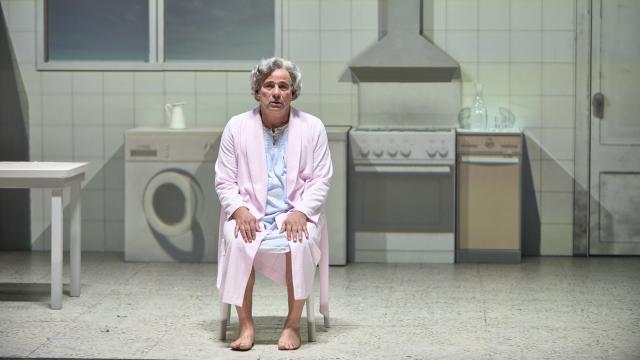 Eduard Fernández se mete en la piel de su madre, fallecida en la pandemia. Foto: Pablo Lorente