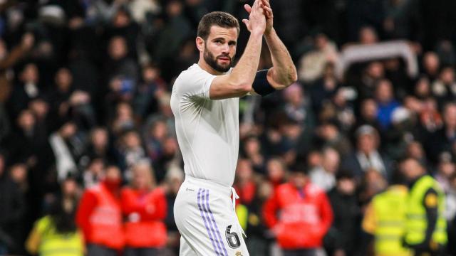 Nacho Fernández celebra la victoria ante el Valencia con la afición del Santiago Bernabéu