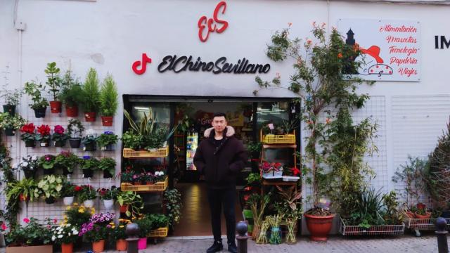 José, el tiktoker sevillano que regenta un bazar: Quiero enseñar que aunque seamos chinos no venimos de otro planeta.