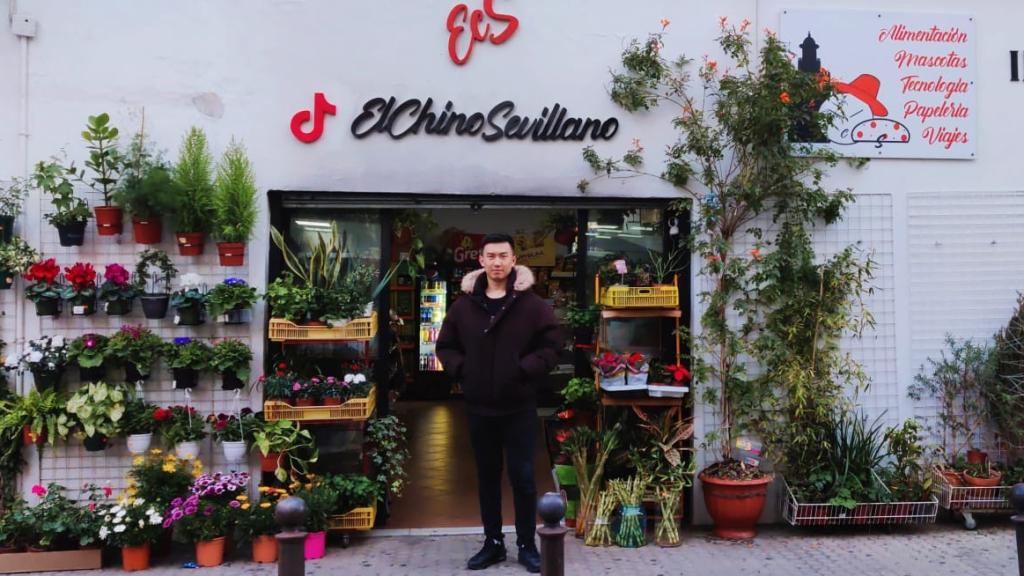 José, el tiktoker sevillano que regenta un bazar: Quiero enseñar que aunque seamos chinos no venimos de otro planeta.