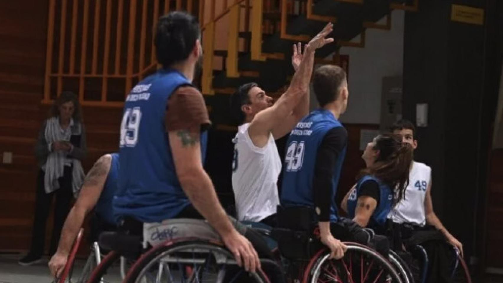 Pedro Sánchez con el número 49 en un partido de baloncesto sobre ruedas.