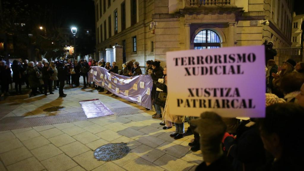 Manifestación feminista, este viernes, ante la Audiencia Provincial de Lugo.