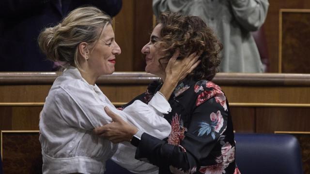 Yolanda Díaz y María Jesús Montero, vicepresidenta segunda del Gobierno y ministra de Hacienda y Función Pública, en el Congreso.