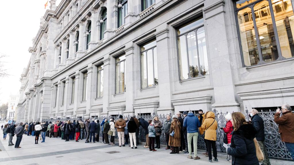 Decenas de personas haciendo cola hace unos meses para contratar Letras del Tesoro en el Banco de España.