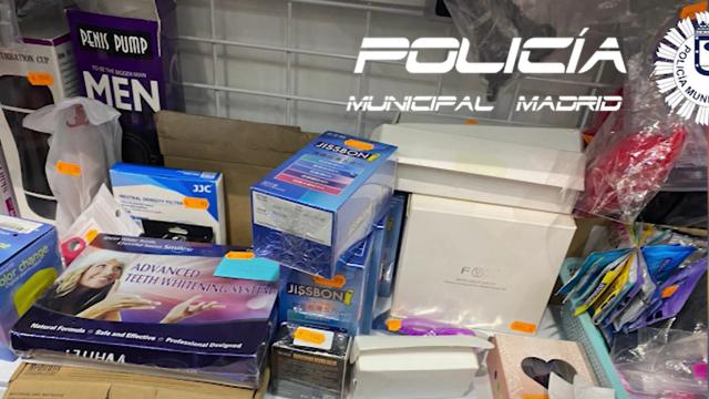 Productos decomisados por la policía en un bazar de Usera.