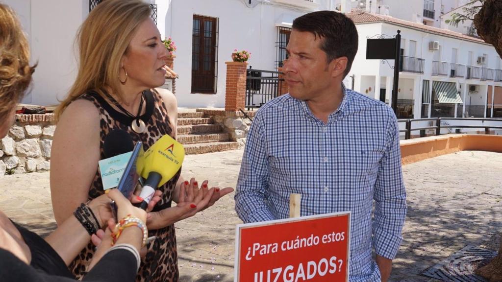 Carolina España (PP) y con Óscar Medina, alcalde de Torrox.