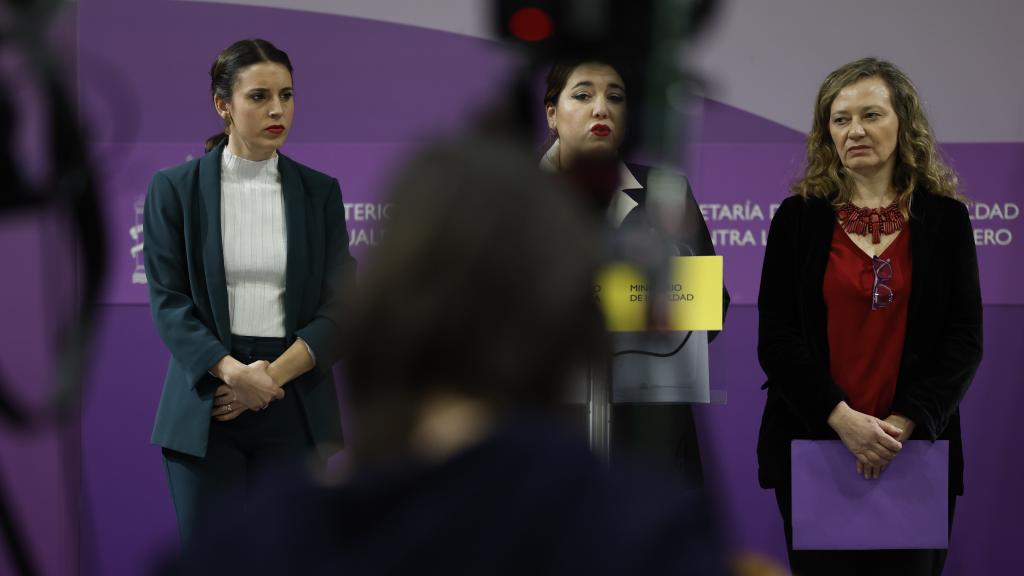 Irene Montero junto a Victoria Rosell y Ángela Rodríguez Pam.
