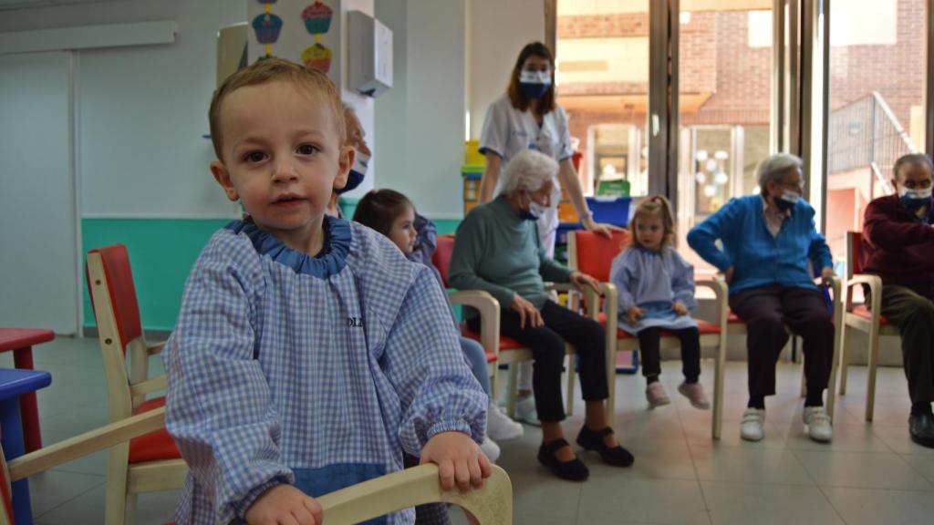 Oliver posa en la sala de actividades tras compartir 30 minutos con los ancianos.