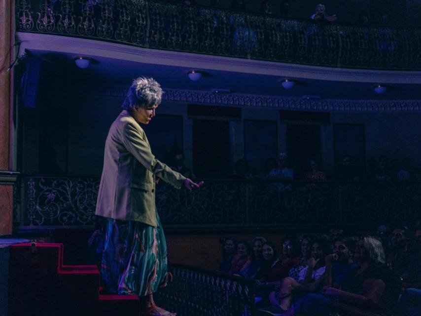 Antonia en su obra en el teatro.