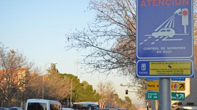 Cartel que advierte del semáforo con control 'foto-rojo'