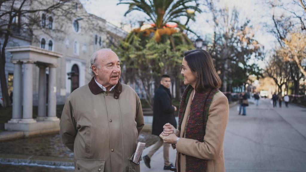 Reyes Maroto saluda a un vecino de la capital.