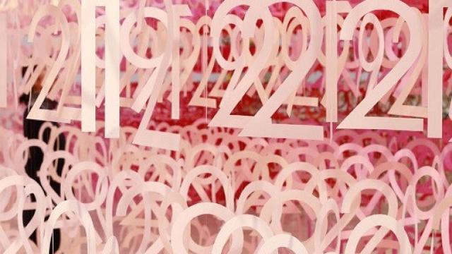 Vista de la instalación   'Bosque de números', de Emmanuelle Moureaux, en el Centro Nacional de Arte de Tokio (2017)