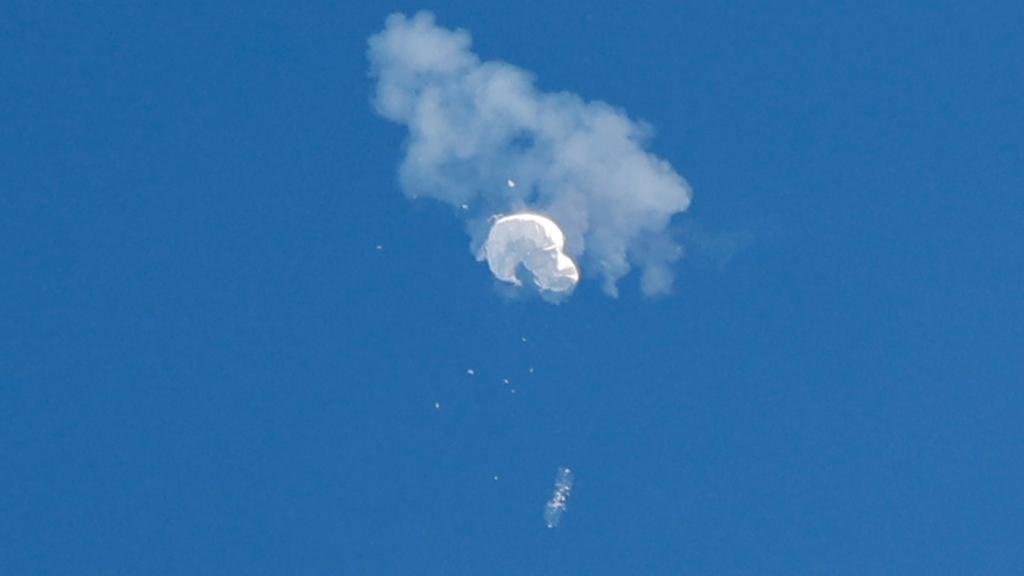El 'globo chino' cae sobre el Atlántico tras ser destruido