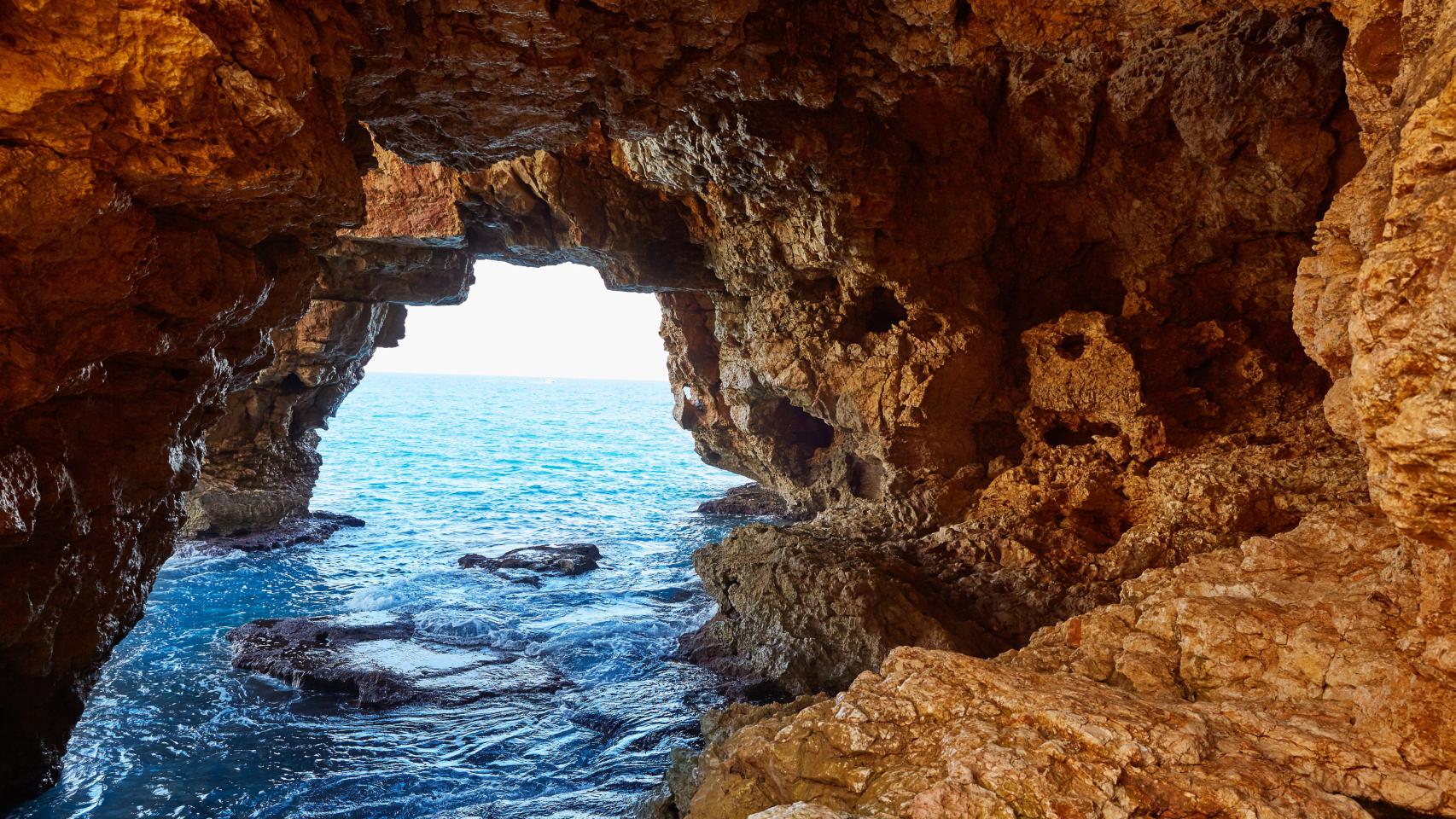 La cueva de los 'Peces' situada en cala Moraig (Benitachell).