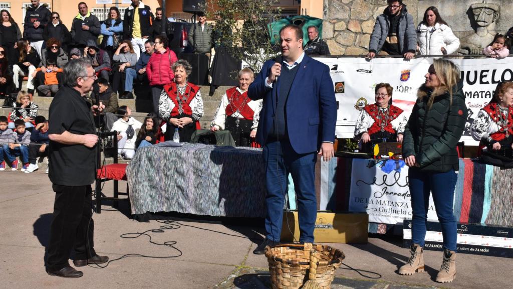 La concejala de Turismo, Sandra Méndez, a la derecha, junto al alcalde, Roberto Martín, y el animador Jesús Merino