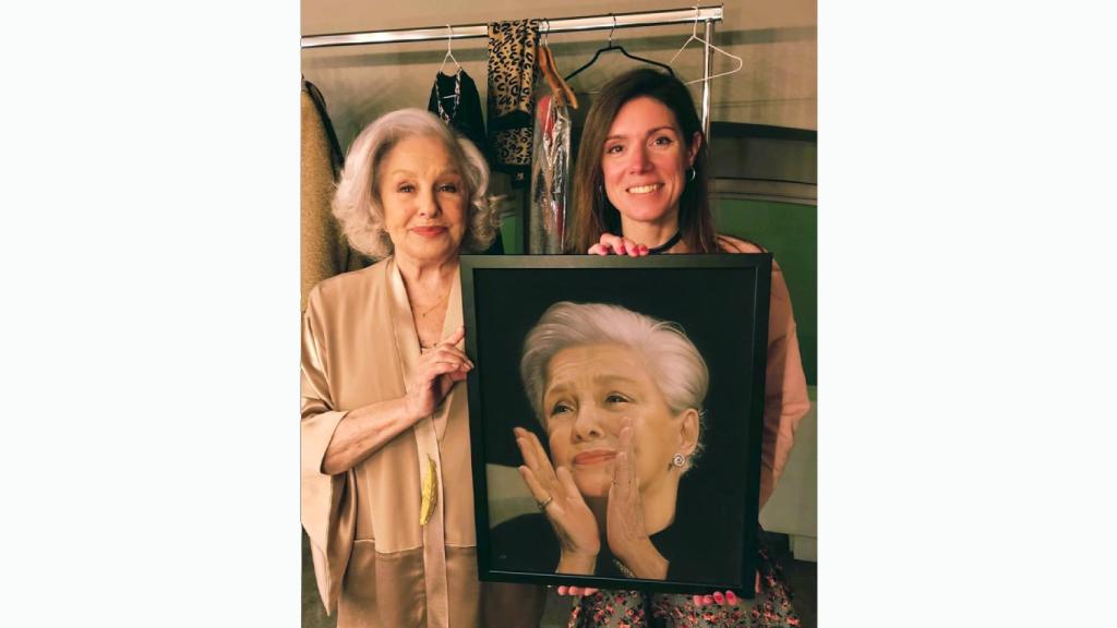 Lola Herrera y Laura Serrano, en el momento de entrega del retrato