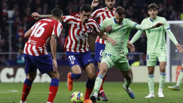 Borja Mayoral pelea un balón con Savic