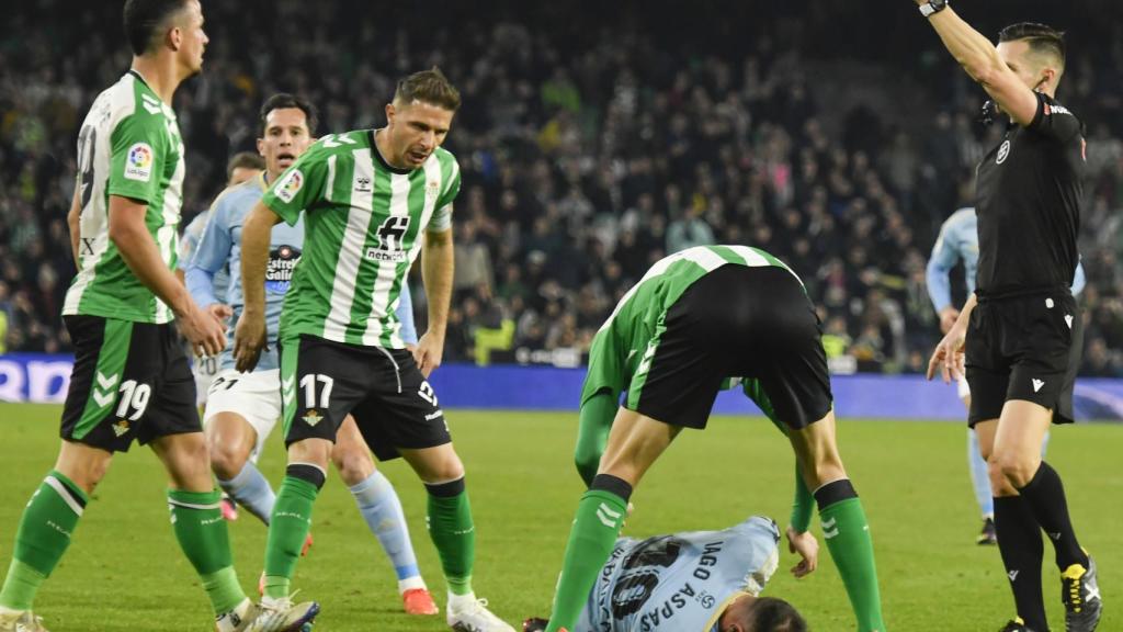 Iago Aspas queda tendido en el suelo tras recibir un golpe de Luiz Felipe