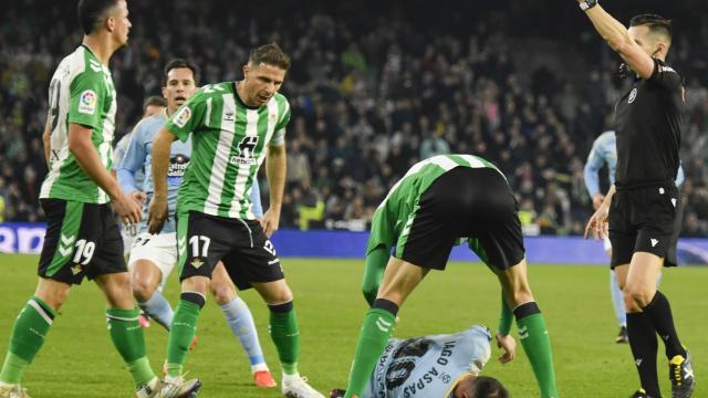 Iago Aspas queda tendido en el suelo tras recibir un golpe de Luiz Felipe