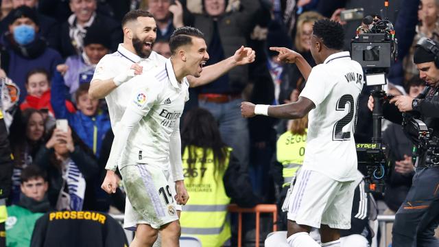 Benzema, Ceballos y Vinicius celebran un gol contra el Valencia