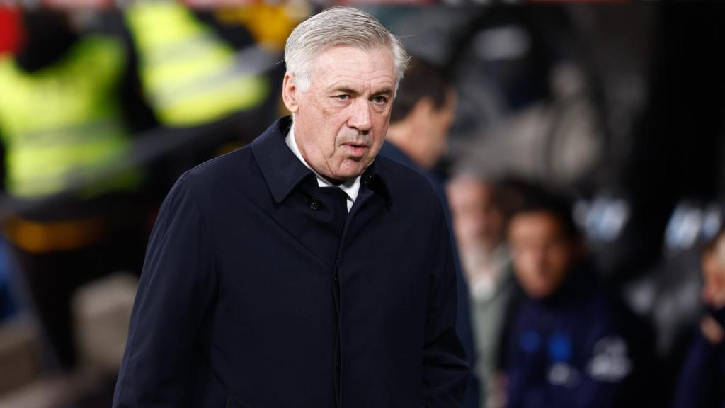 Carlo Ancelotti durante un partido en el Santiago Bernabéu
