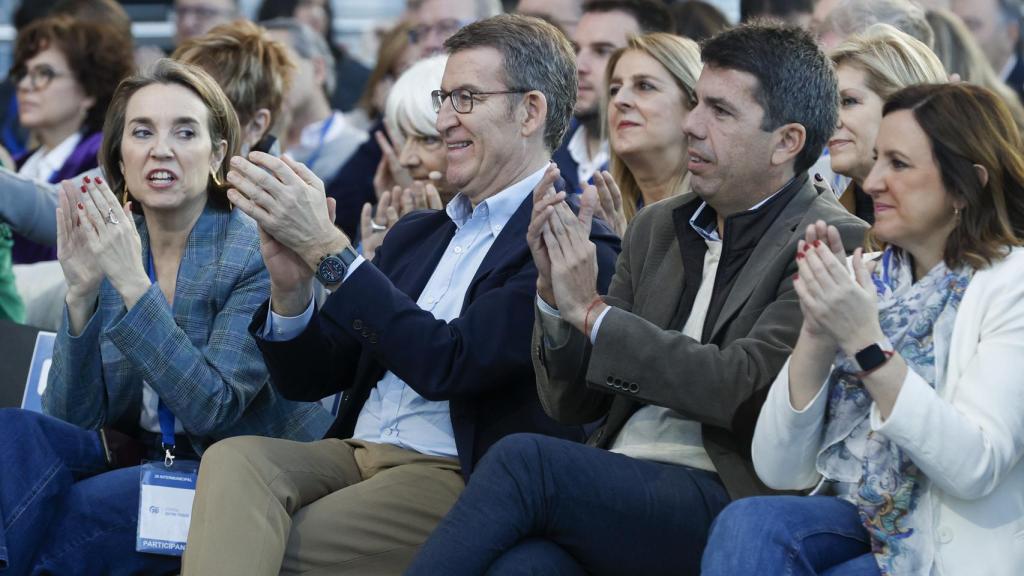 El líder del PP, Alberto Núñez Feijóo, junto a la portavoz Gamarra y el presidente del PP en Valencia, Carlos Mazón.