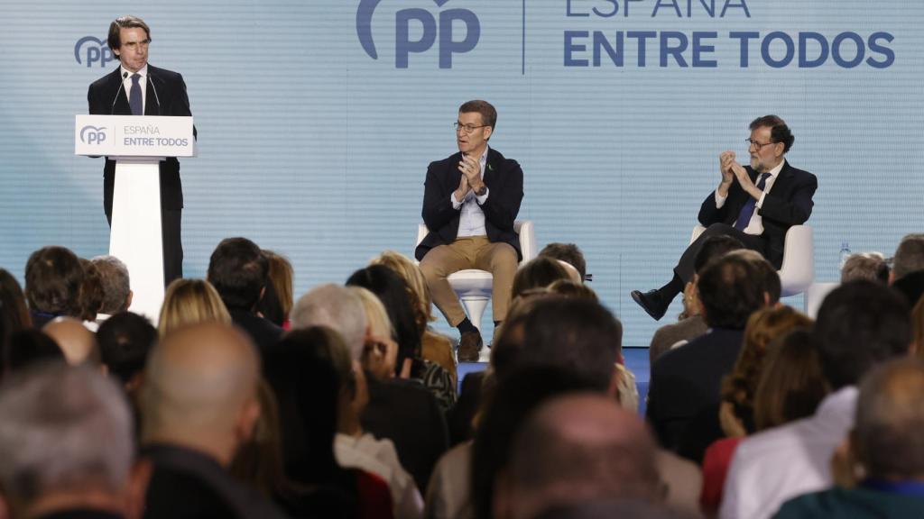José María Aznar, Alberto Núñez Feijóo y Mariano Rajoy durante la XXVI Intermunicipal el pasado 5 de febrero en Valencia.