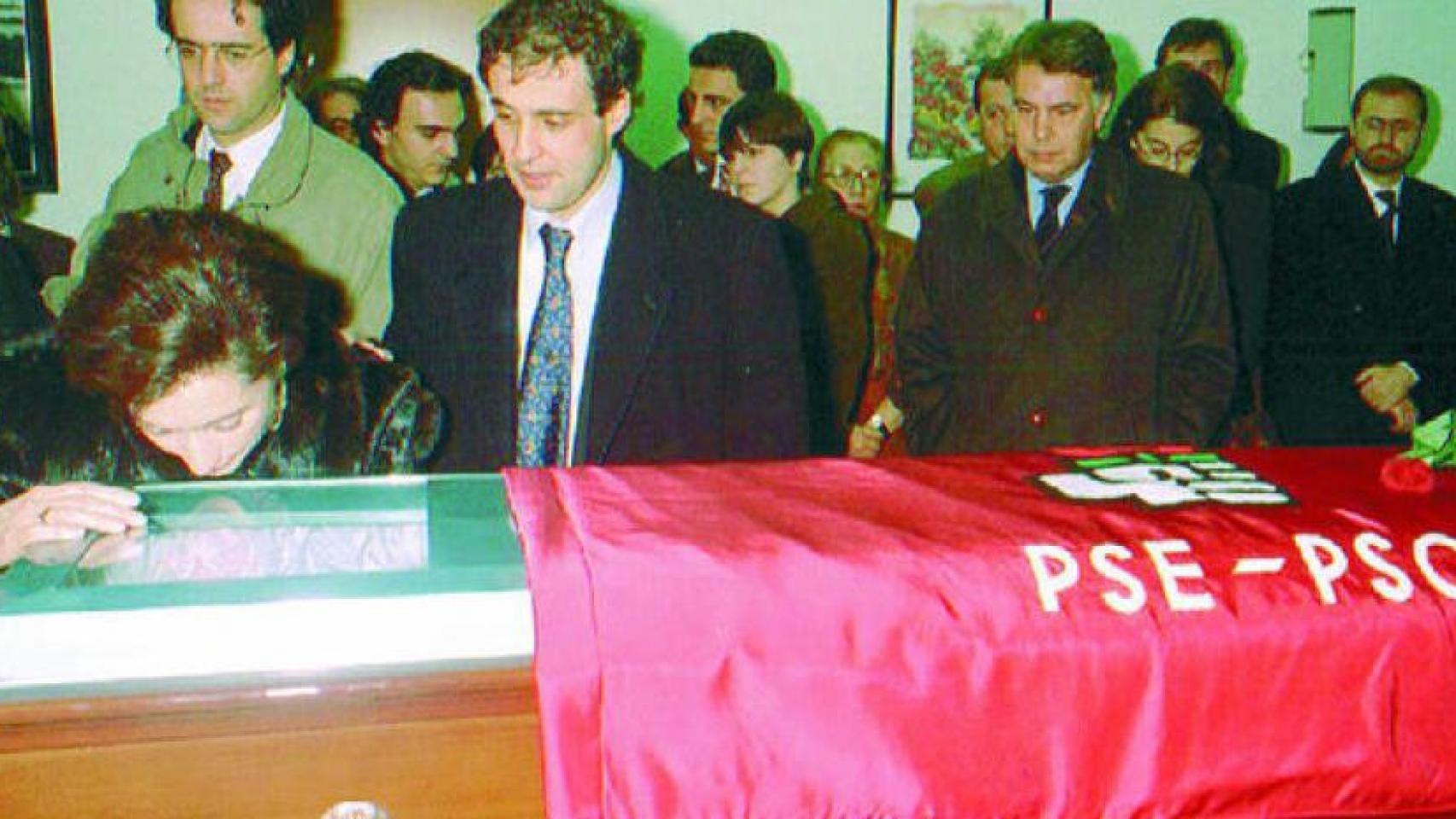 La viuda de Múgica, junto a su féretro, y el entonces presidente del Gobierno Felipe González.