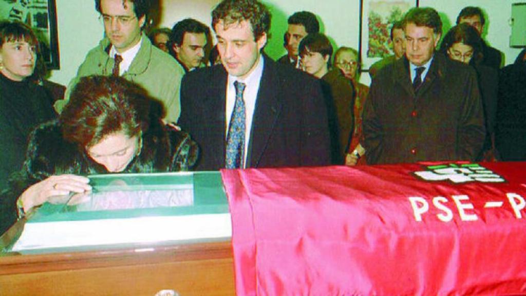 La viuda de Fernando Múgica, junto a su féretro. Su hijo Rubén está detrás de ella.