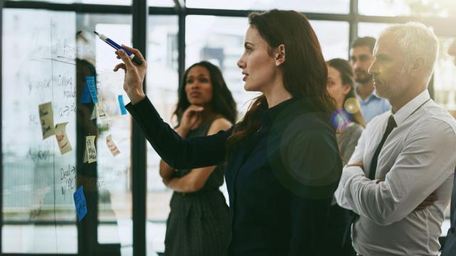 La confianza en una misma: un arma de doble filo para las mujeres según un estudio de Harvard