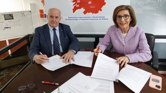 Firma del convenio de colaboración entre APE y Executivas de Galicia.