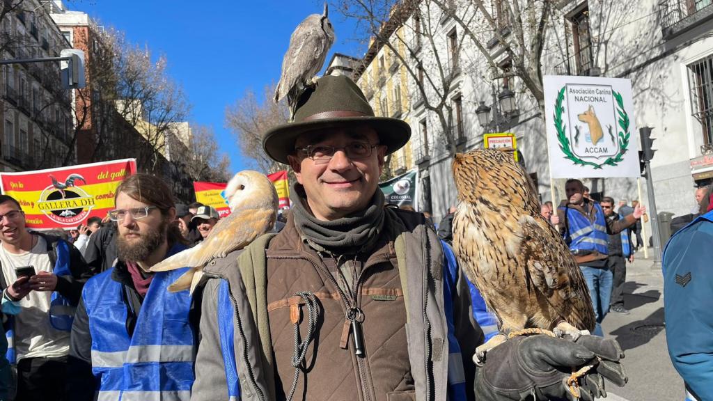 Juan José, con sus aves en la manifestación contra la ley Belarra.